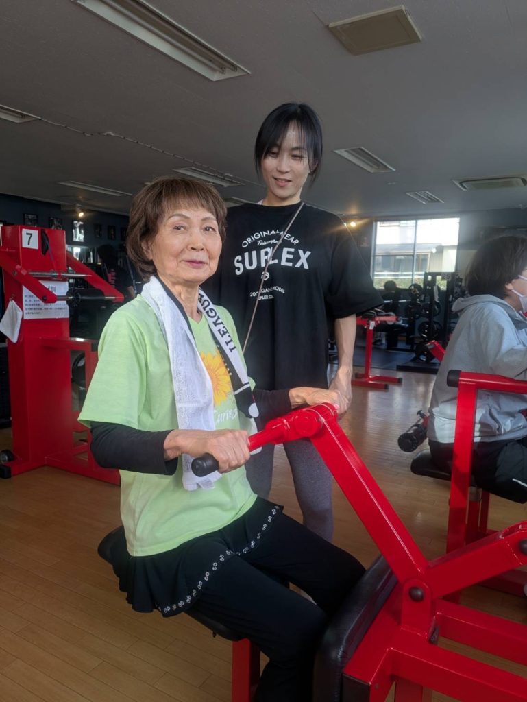 昭和町のジムで筋トレをするシニア女性